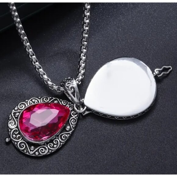 Elegant Vintage-Style Silver Locket Pendant Necklace with Swirling Filigree - Picture 2 of 5